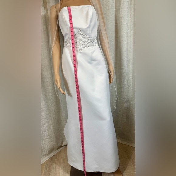 David’s bridal 👰 Elegant White Strapless Wedding Gown with Veil & Tiara Set - Picture 10 of 13